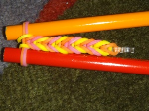 Making A Fishtail Bracelet with two pencils.